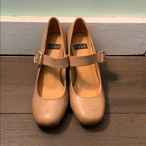 NYLA Beige Heels Size 9 Distressed Pinup Shoes - Picture 1 of 8